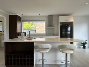 Een koelkast, een microgolfoven, een oven, een kookplaat