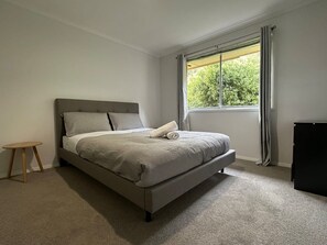 3 bedrooms, iron/ironing board, travel cot, WiFi - Skyline Serenity House - Close to city and airport (Lindisfarne)