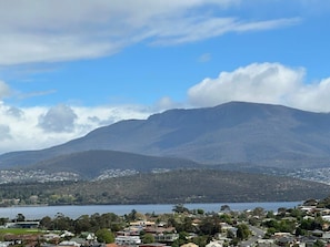 Un paysage montagneux avec un lac et des immeubles résidentiels au premier plan.