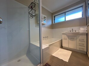 Shower, hair dryer, towels - Skyline Serenity House - Close to city and airport (Lindisfarne)