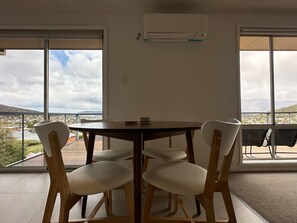 Dining - Skyline Serenity House - Close to city and airport (Lindisfarne)