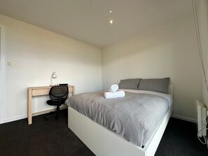 2 makuuhuonetta, työpöytä, silitysrauta/-lauta, Wi-Fi