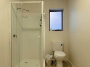 Shower, towels, shampoo
