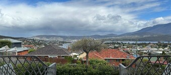 Skyline Serenity Lower - Close to city and airport