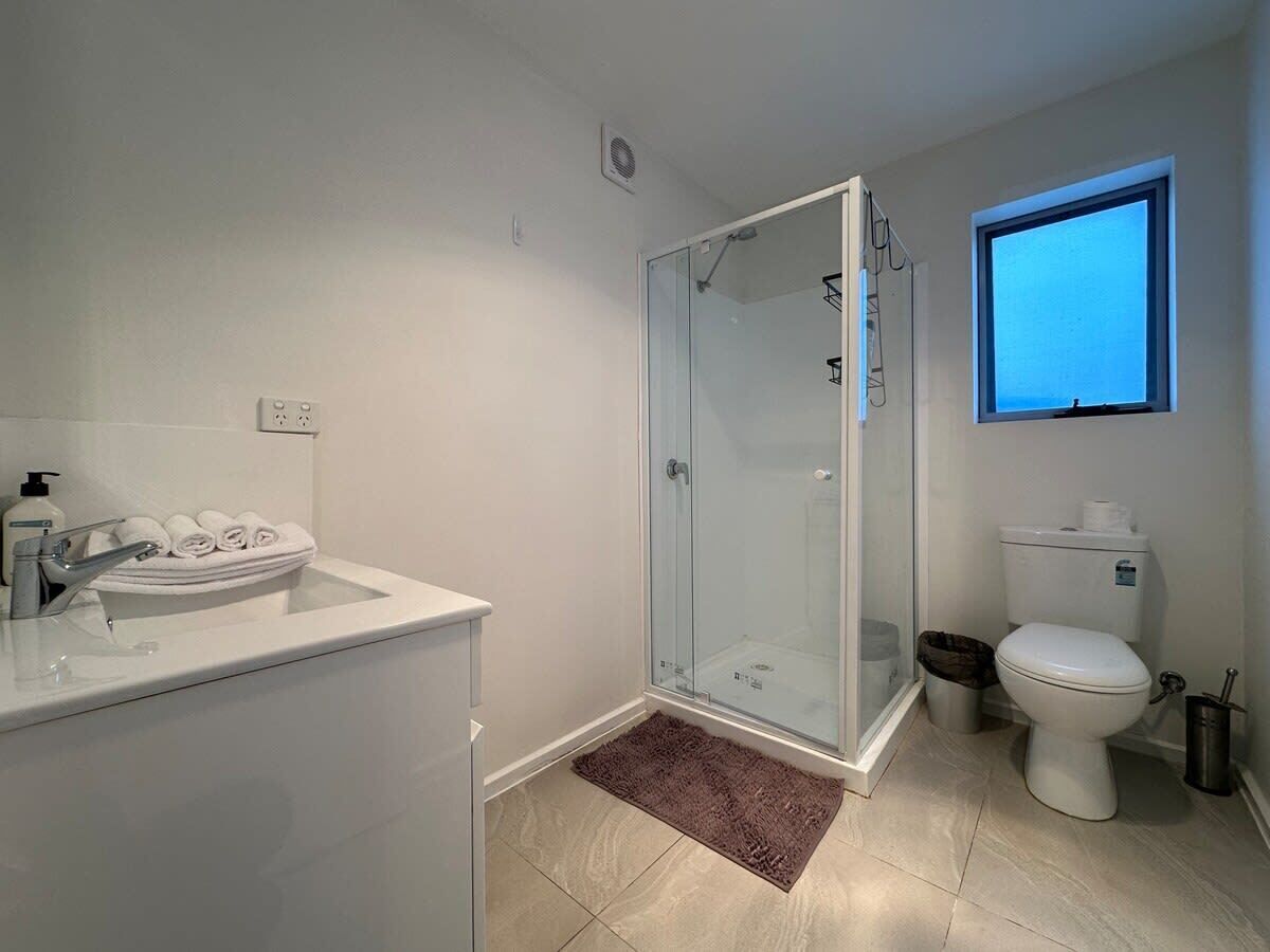 Shower, towels, shampoo