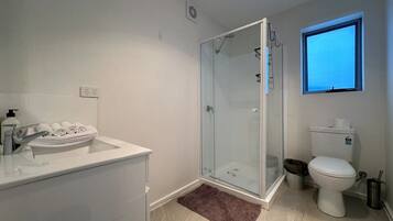 Shower, towels, shampoo