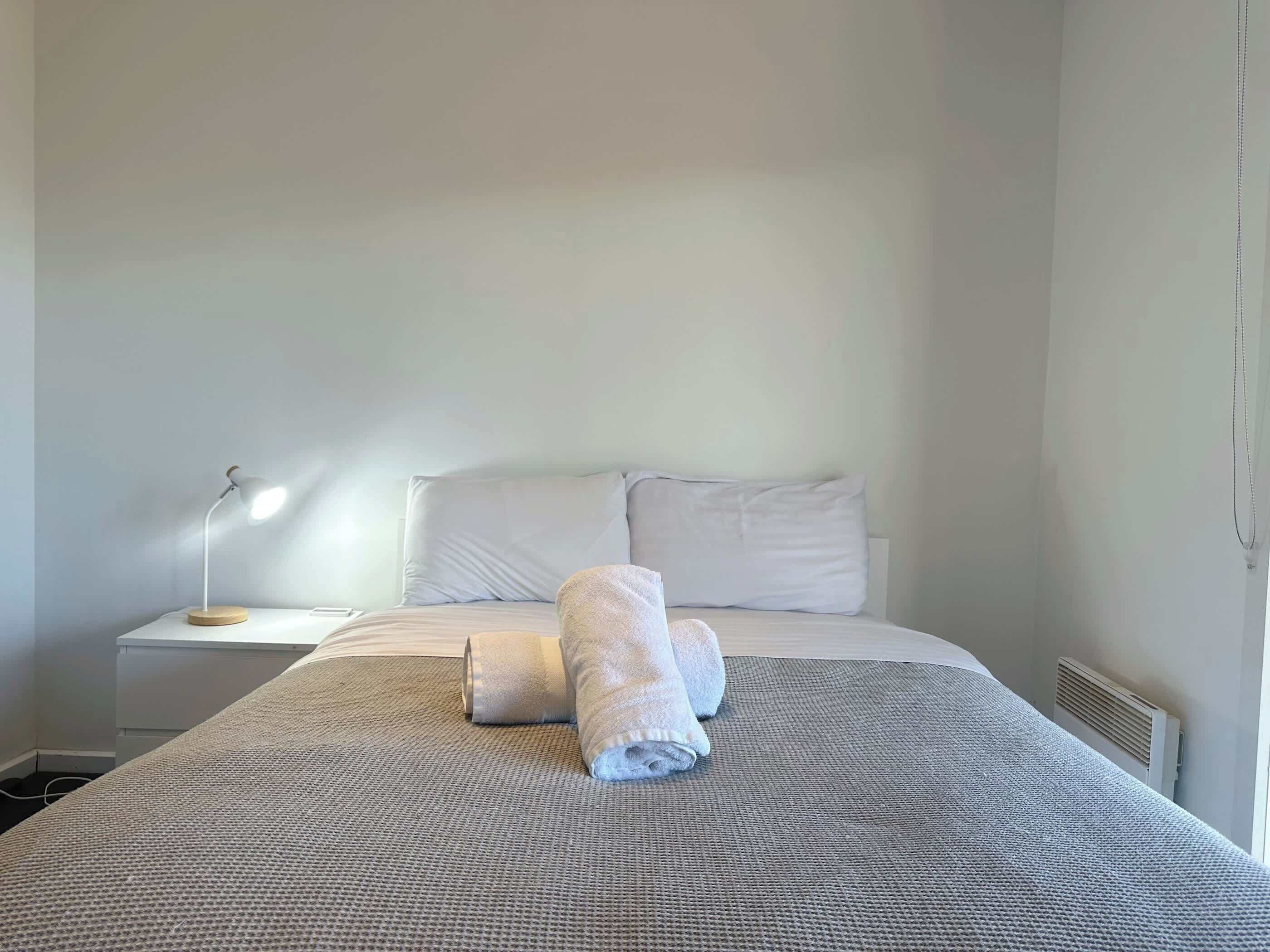 2 habitaciones, escritorio, tabla de planchar con plancha y wifi 