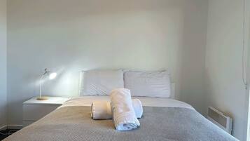 2 habitaciones, escritorio, tabla de planchar con plancha y wifi