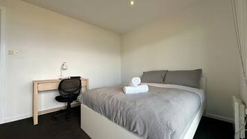 2 Schlafzimmer, Schreibtisch, Bügeleisen/Bügelbrett, WLAN