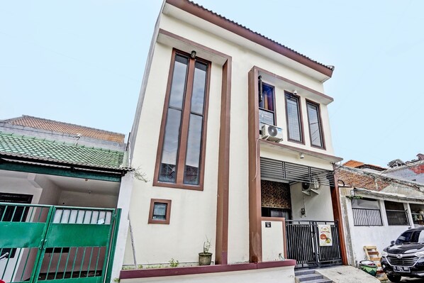 Front of property - Hotel O Sunlo Cozy Home Family Homestay Syariah (Surabaya)