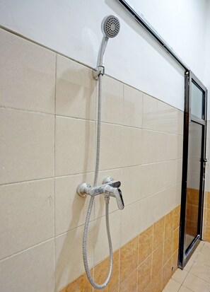 Deluxe Twin Room | Bathroom - Hotel O Sunlo Cozy Home Family Homestay Syariah (Surabaya)