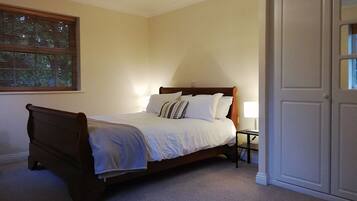 2 bedrooms, iron/ironing board, internet, bed sheets