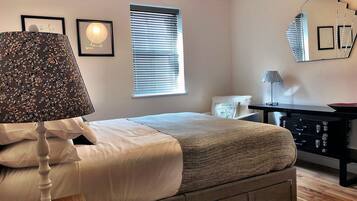 2 bedrooms, iron/ironing board, internet, bed sheets