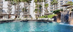 Utendørsbasseng og et oppvarmet basseng