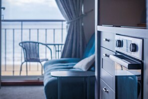 Full-sized fridge, microwave, oven, stovetop - 17 Beach Court - 2 Bed Apartment - Saundersfoot (Saundersfoot)