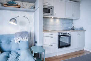 Frigorífico grande, microondas, horno y placa de cocina