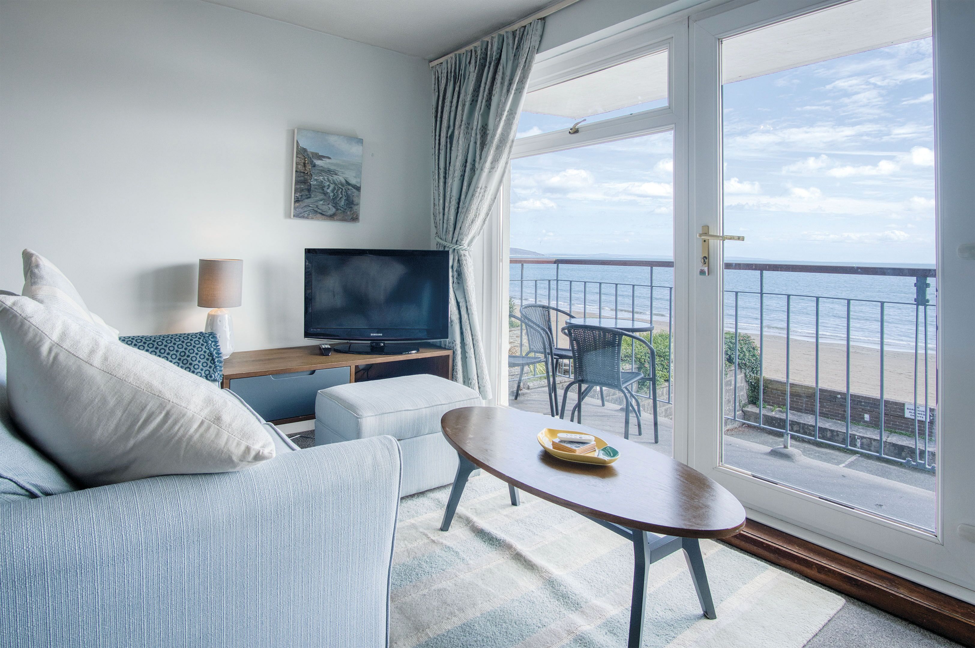 アパートメント (2 Bedrooms) | リビング エリア | 32 インチのテレビ (ケーブル放送視聴可)