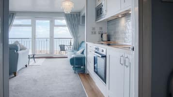 Grand réfrigérateur, micro-ondes, four, plaque de cuisson