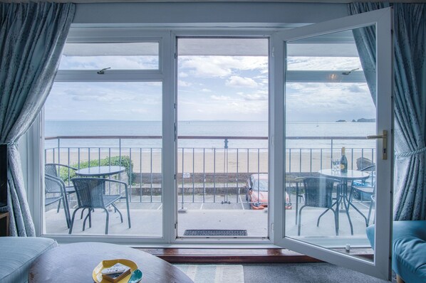 32-inch TV with cable channels - 17 Beach Court - 2 Bed Apartment - Saundersfoot (Saundersfoot)