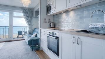 Grand réfrigérateur, micro-ondes, four, plaque de cuisson