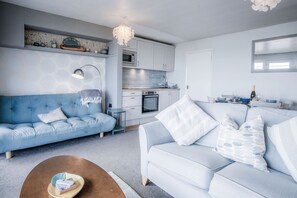 Apartment (2 Bedrooms) | Living area - 17 Beach Court - 2 Bed Apartment - Saundersfoot (Saundersfoot)