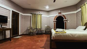 Cascade Villa | Pillowtop beds, desk, free WiFi, bed sheets