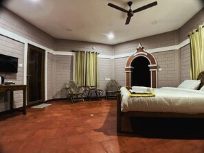 Småhus – deluxe | Senger med overmadrass, skrivebord, wi-fi (inkludert) og sengetøy