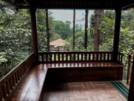 Royal Chalet | Pillowtop beds, desk, free WiFi, bed sheets