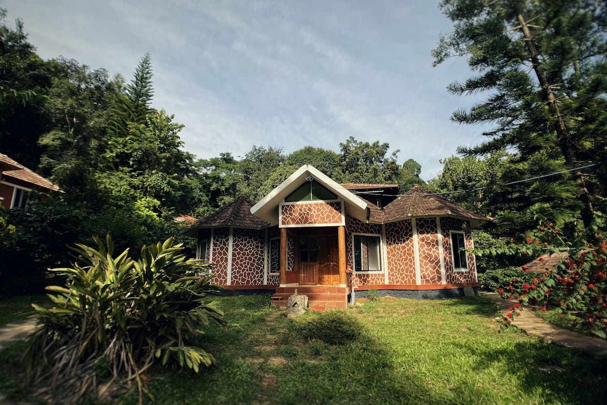 Family Cottage | 1 bedroom, pillow-top beds, desk, free WiFi