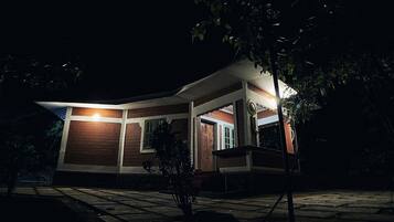 Una casa moderna con fachada de ladrillo, un porche y una entrada bien iluminada.