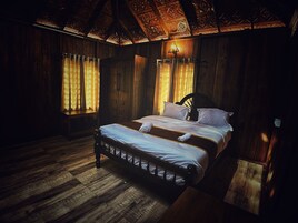 Royal Chalet | Pillowtop beds, desk, free WiFi, bed sheets