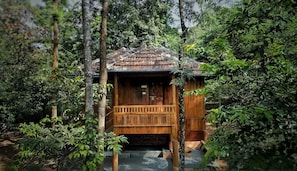Royal Chalet | Pillowtop beds, desk, free WiFi, bed sheets - Mahout resort (Vythiri)