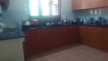 Réfrigérateur, micro-ondes, plaque de cuisson, bouilloire électrique