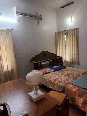 6 bedrooms, iron/ironing board, WiFi, bed sheets