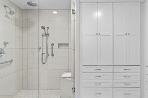 Ensemble douche/baignoire, sèche-cheveux, serviettes fournies