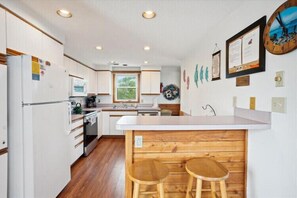 Coffee/tea maker, fridge, oven, stovetop