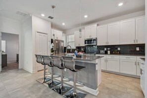 Réfrigérateur, micro-ondes, plaque de cuisson, lave-vaisselle