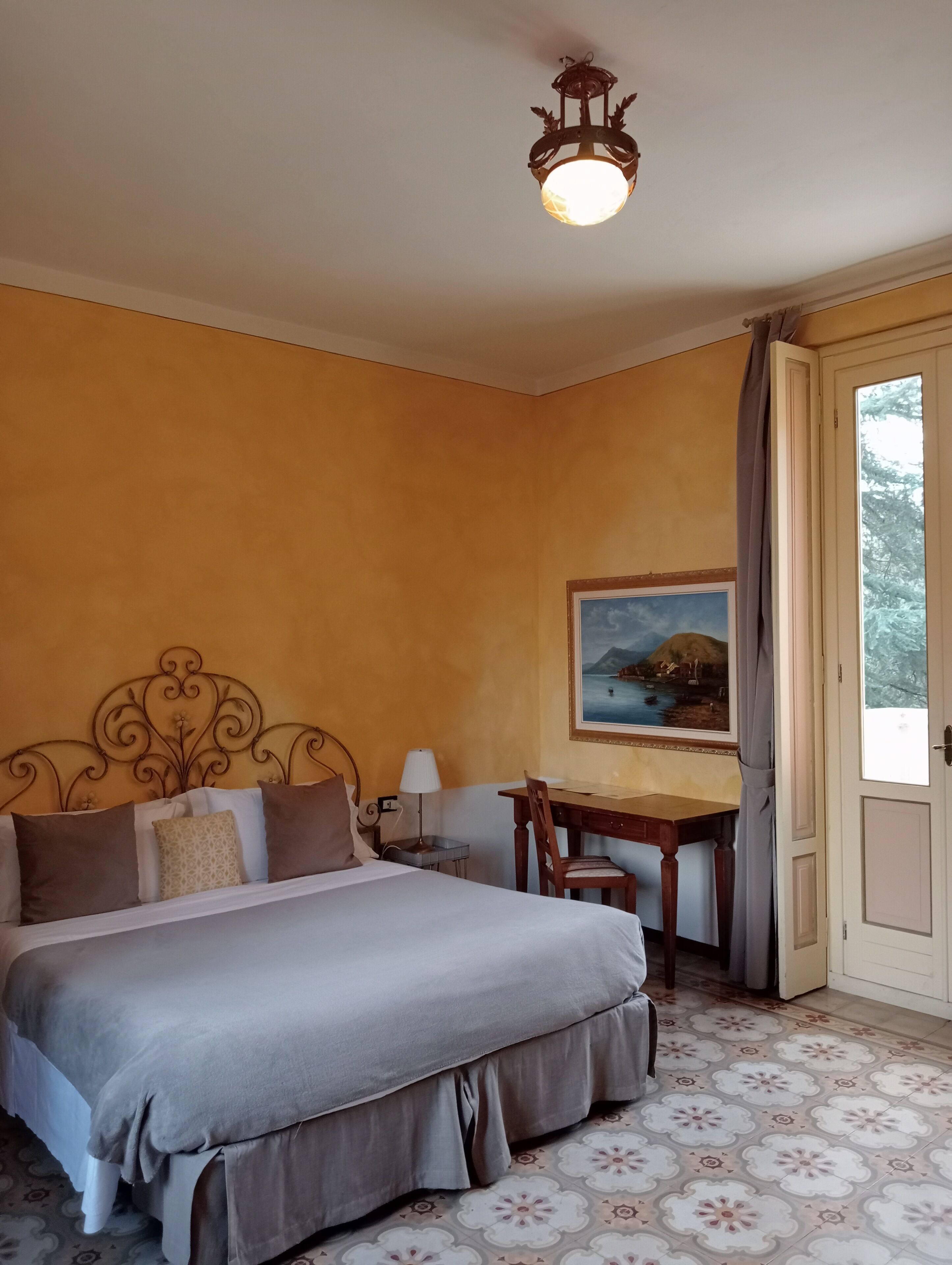 Habitación doble superior, varias camas, Terraza, vista al lago (Ospiti) | Caja de seguridad en la habitación y muebles diferentes 