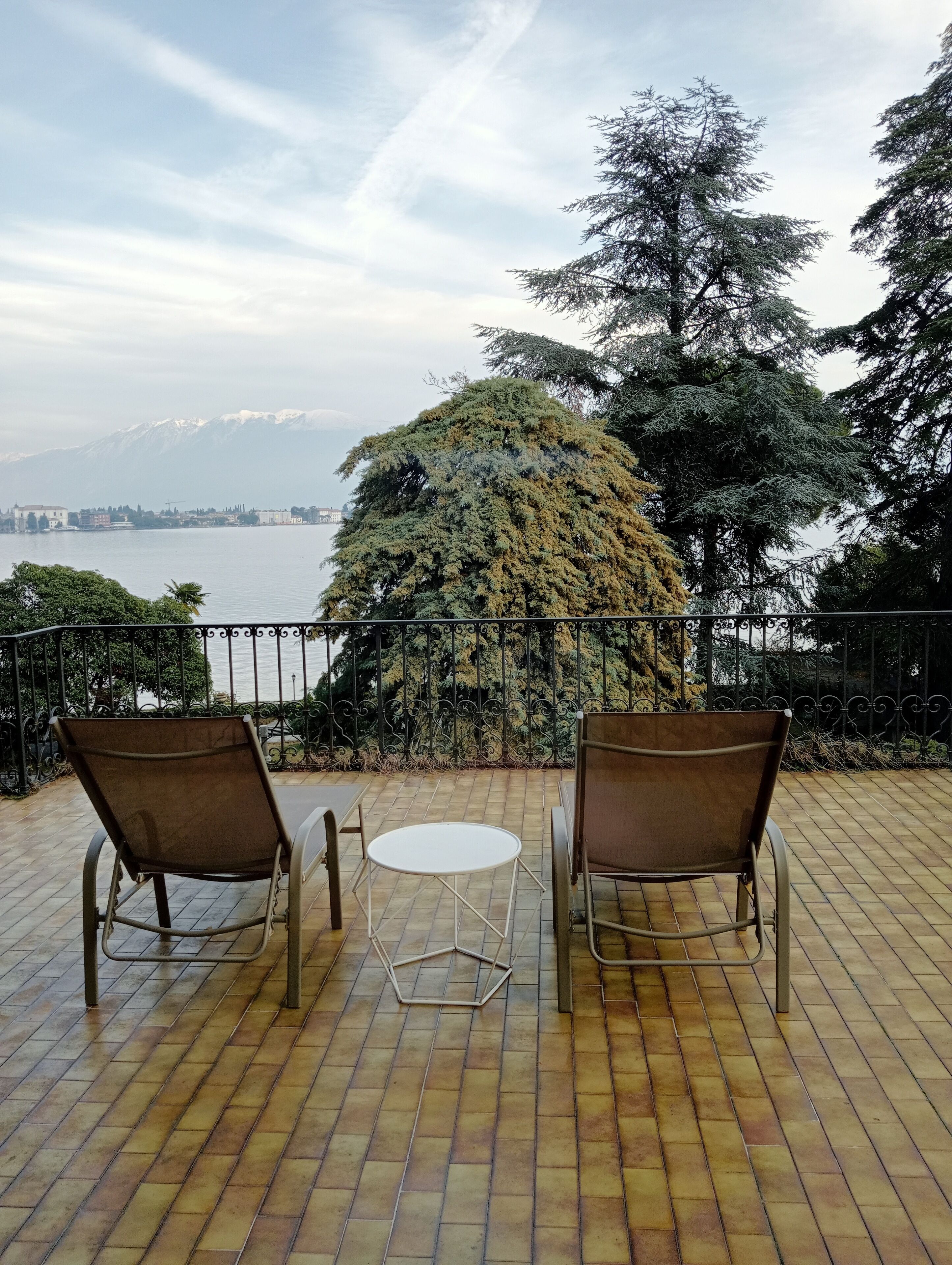 Habitación doble superior, varias camas, Terraza, vista al lago (Ospiti) | Terraza o patio