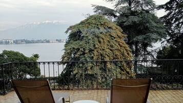 Superior-Doppelzimmer, Mehrere Betten, Terrasse, Seeblick (Ospiti) | Terrasse/Patio