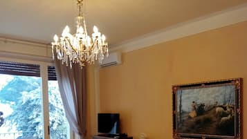 Deluxe Room, Terrace, Lake View (Tito) | Living area | 30-inch flat-screen TV with satellite channels, first-run movies