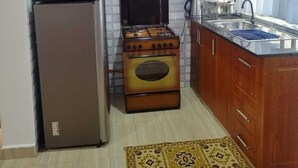 Perhehuoneisto | Yksityinen keittiö | Mikroaaltouuni, riisinkeitin, keittoastiat/astiat/ruokailuvälineet