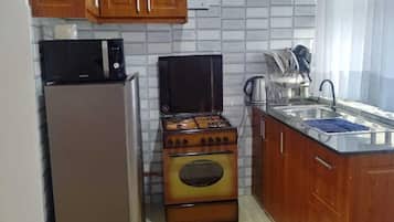 Family Apartment | Private kitchen | Microwave, rice cooker, cookware/dishes/utensils