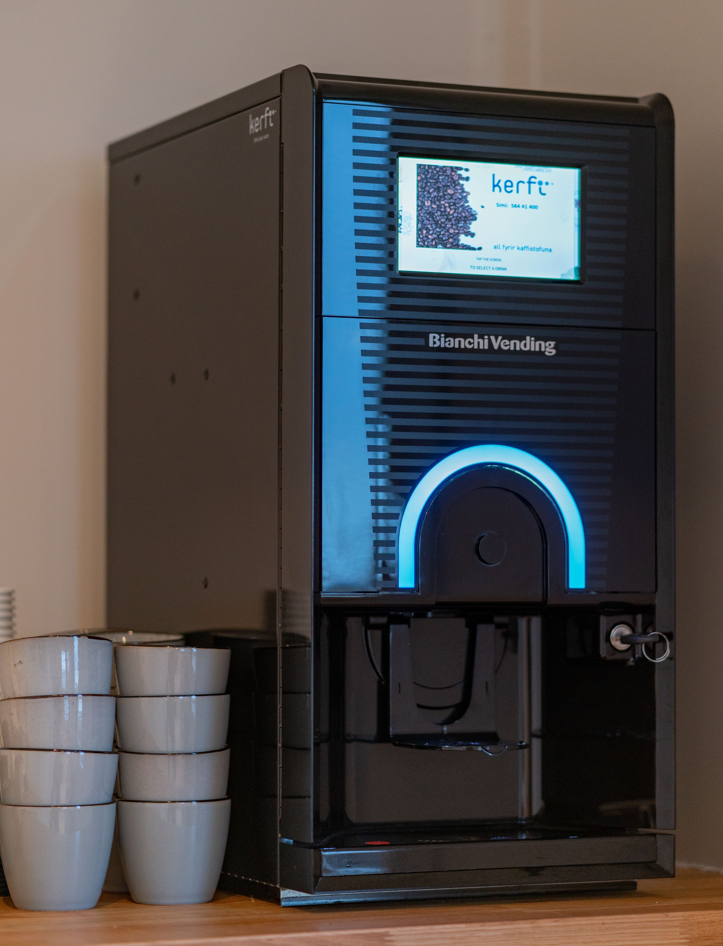 Una máquina de café con pantalla digital y dispensador de agua.