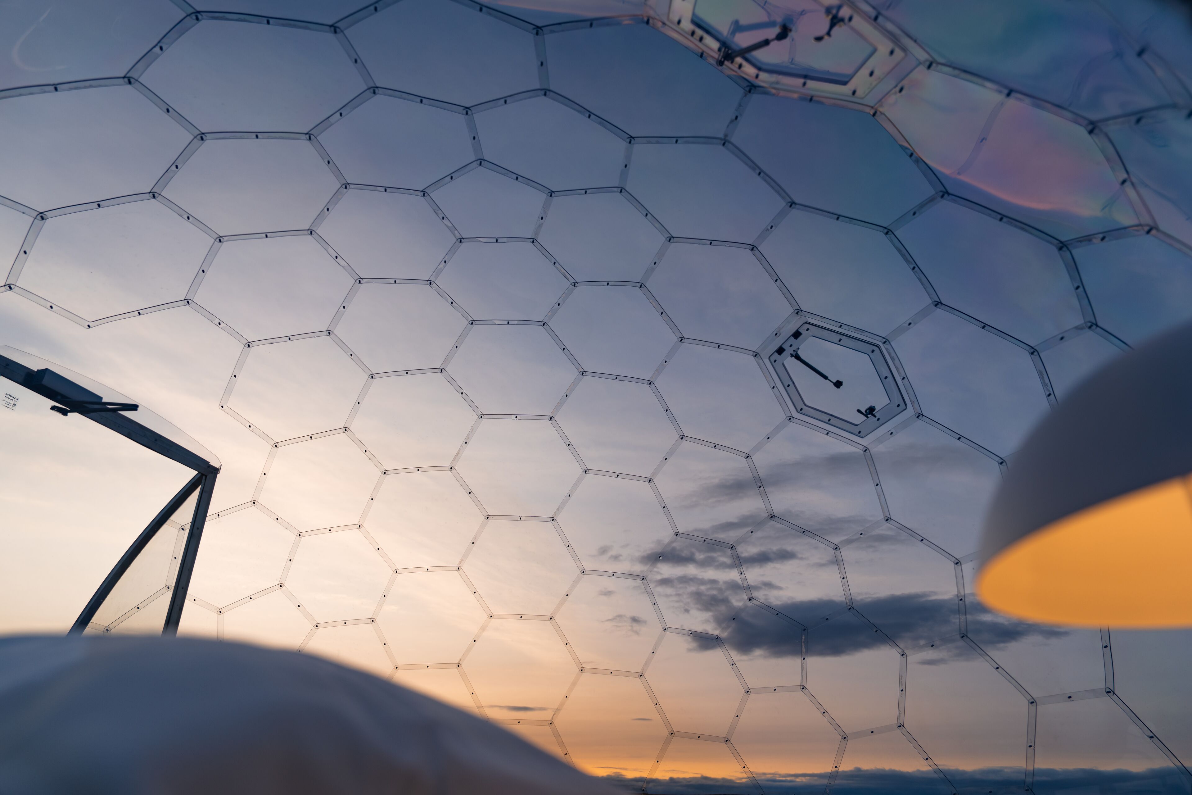 En hexagonformad konstruktion med en synlig klocka och en lampa.