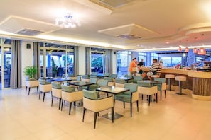 2 bars/lounges