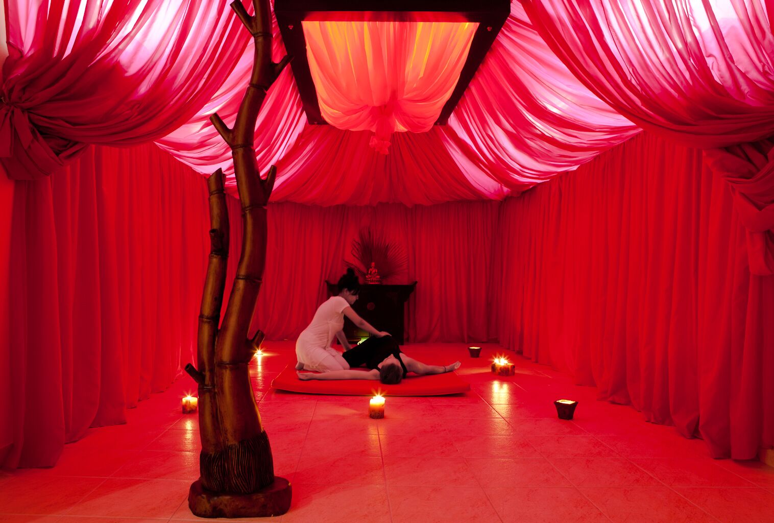 Un sauna, una bañera de hidromasaje, baño turco, baño turco/hammam