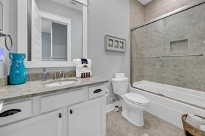 シャワー付き浴槽、ヘアドライヤー、タオル