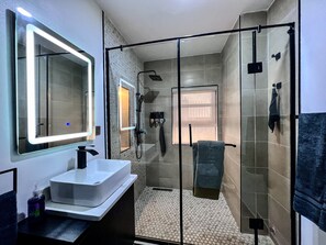 Apartamento | Baño | Ducha, secador de pelo y toallas