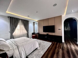 3 bedrooms, iron/ironing board, free WiFi, bed sheets - Luxury, Contemporary 4-bed Apartment in Ikoyi (Lagos)
